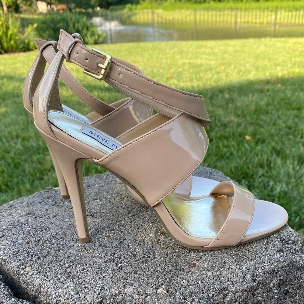 STEVE MADDEN~DANCER~COUPLE SCUFF MARKS AS SHOWN~PATENT LEATHER~SIZE 7 1/2~BR